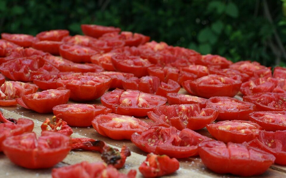 sušení rajčat na slunci